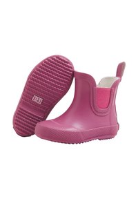 Botas de lluvia de goma para niño pequeño en color rosa, con suelas texturizadas y lados elásticos, una bota de pie y la otra mostrando la suela con la talla 21 marcada.