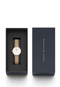 Goldmesh-Armbanduhr mit weißem Zifferblatt und minimalistischen Stundenmarkierungen, präsentiert in einer dunkelblauen Box mit schwarzem Samtfutter.