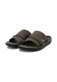 Sandalias de color marrón con dos correas anchas, textura mate suave, plantillas contorneadas y suela de goma negra para mayor comodidad.