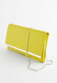 Pochette rectangulaire jaune avec bordure argentée et longue chaîne argentée sur fond blanc.