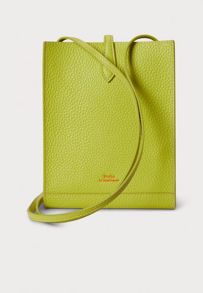 Svetlo zelena usnjena torbica čez ramo z teksturirano površino, pravokotno obliko in dolgim trakom. Ponaša se z rdečim logotipom "Polo by Ralph Lauren".