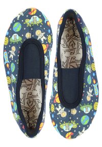 Blaue Stoffschlappen mit einem Raumfahrt-Motiv, das Astronauten, Planeten und Raketen zeigt. Elastischer Einstieg für ein einfaches Anziehen.