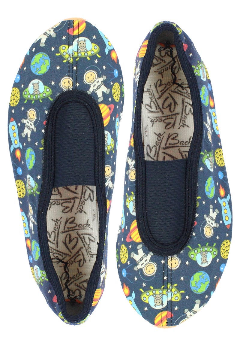 Blaue Stoffschlappen mit einem Raumfahrt-Motiv, das Astronauten, Planeten und Raketen zeigt. Elastischer Einstieg für ein einfaches Anziehen.