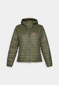 Roheline kapuutsiga puffer-jakk horisontaalse õmblusega. Omab eesmine tõmblukk ja väike logopatch vasakul ülal rinnal. Sile tekstuur.