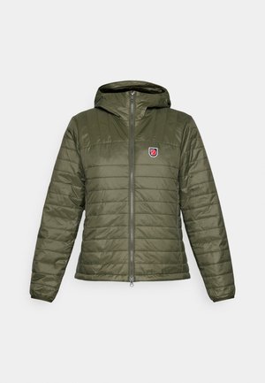 Groene, met capuchon joggingsjas met horizontale stiknaden. Voorzien van een rits aan de voorkant en een klein logo op de bovenste linkerborst. Gladde textuur.