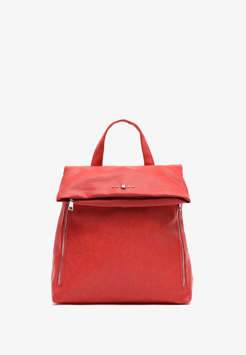 Rdeča usnjena nahrbtnik z strukturiranim dizajnom, zadrgo na straneh in preklopnim pokrovom, ki vsebuje dekorativne žeblje in zvezdasti naglas.