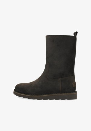 Donkerbruine suède enkellaars met een gladde textuur, ronde neus en stikdetails. Inclusief een lusje voor gemakkelijke aantrekking.
