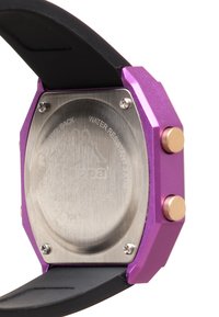 Caja de reloj de aluminio púrpura con fondo de acero inoxidable, correa de silicona negra y botones en tono dorado. Presenta acentos texturizados y resistencia al agua.