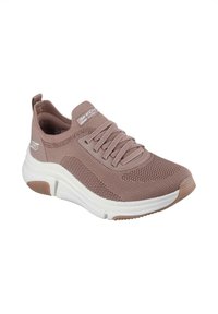 Zapatilla de malla marrón claro con suela blanca, con acentos texturizados, punta redonda y cordones planos. Logo mostrado en el lateral y en la lengua.