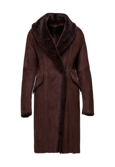 Garš tumši brūns zamšādas mētelis ar lielu aitādas apkakli, pogu aizdari, sānu atloku kabatām un aitādas apdari uz aprocēm un priek�šējām malām.