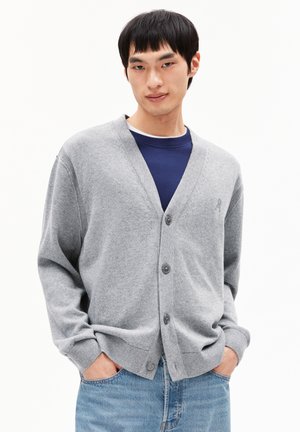Grijze cardigan met een V-hals, knopen aan de voorkant en geribbelde manchetten, gecombineerd met een blauwe ronde hals shirt eronder. Gladde textuur, casual pasvorm.