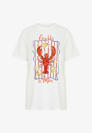 Hvid T-shirt med korte ærmer med en rød hummer, citronbåde og teksten "Frutti di Mare" i orange og blå striber.