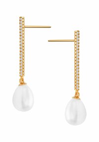 Złote kolczyki w kształcie kropli z prostą belką ozdobioną małymi, przezroczystymi kamieniami, zakończone dużą białą perłą w kształcie kropli.