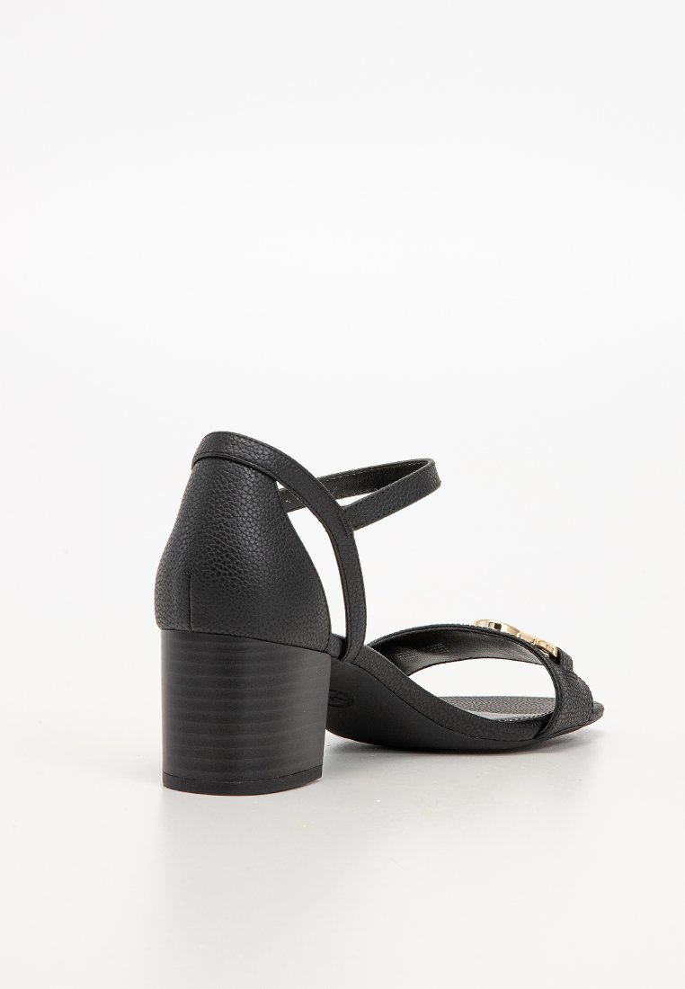 Sandales à talons en cuir noir avec une finition texturée, dotées d'un talon bloc, de brides croisées et d'une boucle dorée accentuée.