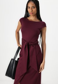 Anna Field HIGH BOATNECK SHORT SLEEVES WIDE KNOT BODYCON DRESS - Džersio suknelė - bordeaux