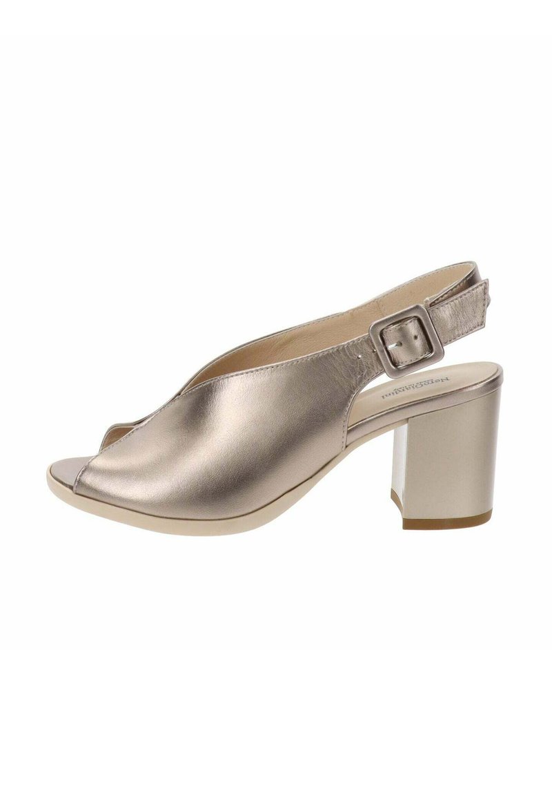 Sandal con tacco largo in metallo dorato, open-toe e con punta scoperta, parte superiore in pelle e cinturino regolabile con fibbia. Texture liscia con dettagli minimi.