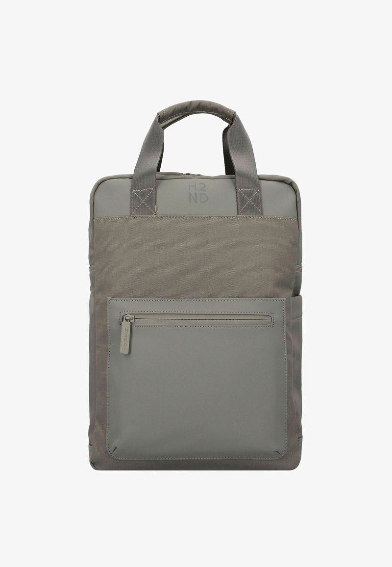 Zaino grigio con due manici, tessuto liscio, tasca frontale con zip e branding sottile. Forma rettangolare e dettagli di design minimal.