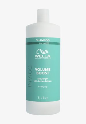 Bottiglia di shampoo Wella Professionals Invigo Volume Boost per capelli fini con estratto di cotone, 1 litro, etichetta turchese su bottiglia bianca.