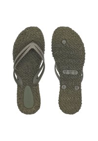 Groene flip-flops met een gestructureerde geweven zool, voorzien van twee slanke banden in dezelfde kleur. Geprinte maat en merkinformatie op de zool.