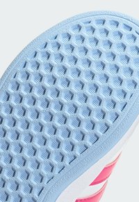 adidas Sportswear GRAND COURT 2 0 - Tréningová obuv - cloud white pulse magenta glow blue