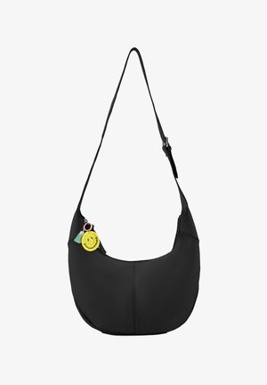 Sac à épaule en cuir noir avec une forme incurvée. Comprend un charm décoratif en forme de visage souriant jaune, un pompon vert menthe et une sangle réglable.