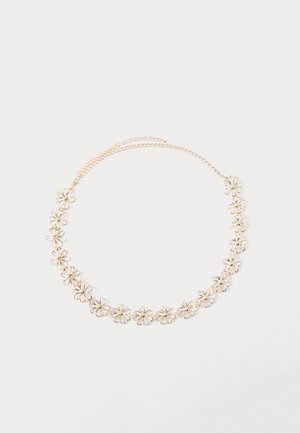 Colier delicat cu lanț din aur, cu pandantive florale legate în formă de margaretă, cu un design de petale deschise pe un fundal alb.