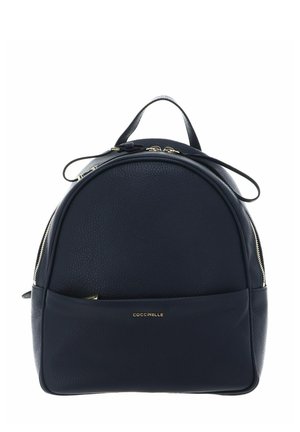 Sac à dos en cuir noir avec un haut arrondi, des détails de fermeture éclair dorés, une poche avant et le logo "Coccinelle" en lettres dorées.