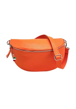 Oranje lederen crossbody tas met een afgeronde vorm, ritssluiting en een verstelbare strap. Voorzien van zilveren hardware en een klein decoratief label.