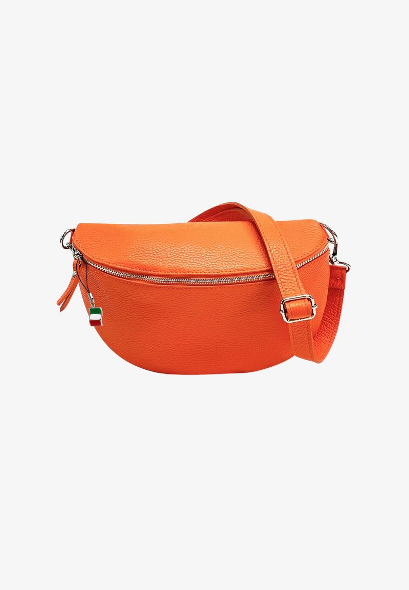 Oranje lederen crossbody tas met een afgeronde vorm, ritssluiting en een verstelbare strap. Voorzien van zilveren hardware en een klein decoratief label.