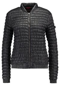 Zwarte gewatteerde bomberjack met een rits aan de voorkant, ribgebreide manchetten en een gestructureerd quiltontwerp. Heeft een opstaande kraag en glanzende afwerking.