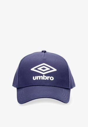 Casquette bleu marine au design structuré, arborant un logo Umbro blanc à l'avant, fabriquée en tissu résistant avec des détails cousus.
