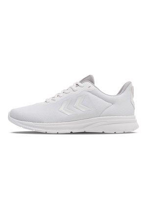 Biały niski sportowy sneaker z siateczkową cholewką, wiązaniem na sznurówki, wyściełanym kołnierzem i amortyzowaną podeszwą, pokazany w profilu prawostronnym na białym tle.