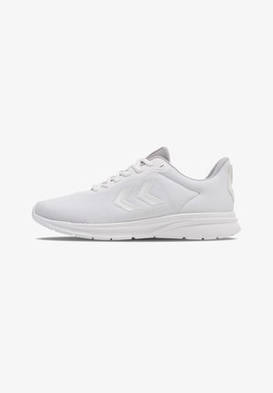 Baskets de sport basses blanches avec dessus en mesh, fermeture à lacets, col rembourré et semelle coussinée, présentées de profil côté droit sur fond blanc.