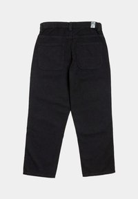 Pantalones de mezclilla negros con un corte recto, que presentan dos bolsillos en la parte trasera y una etiqueta en la cinturilla. Tejido texturizado con detalles de costura mínimos.