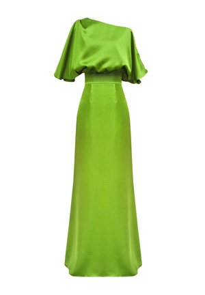Zielona sukienka z satyny o kroju na jedno ramię, z obszernym krótkim rękawem i dopasowaną talią, opadająca w długą do ziemi sylwetkę.