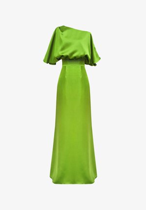 Zielona sukienka z satyny o kroju na jedno ramię, z obszernym krótkim rękawem i dopasowaną talią, opadająca w długą do ziemi sylwetkę.