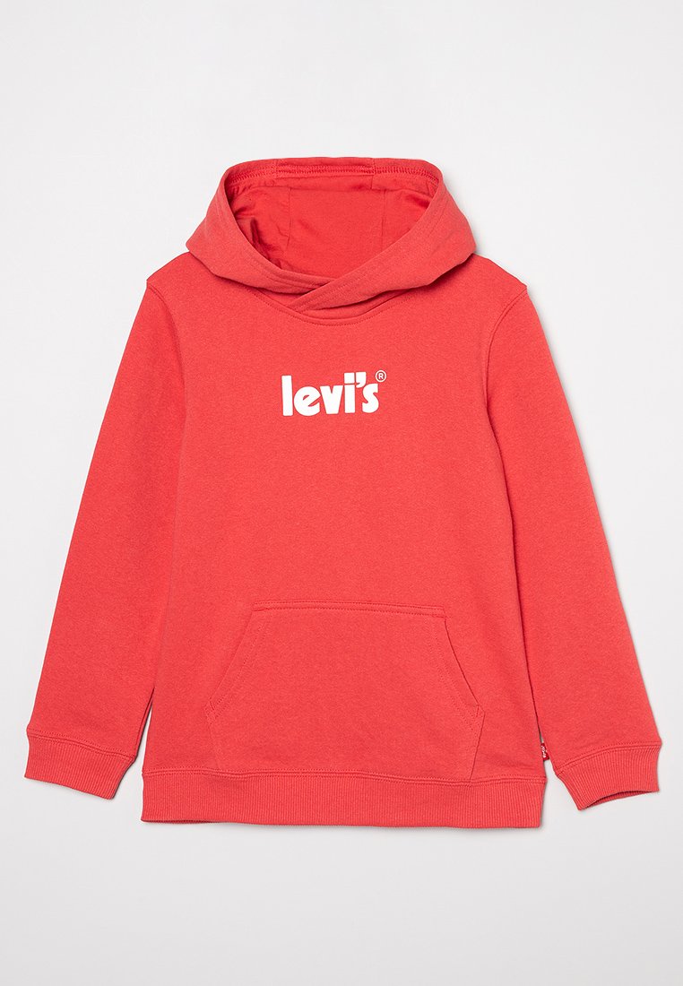 Sudadera con capucha roja hecha de mezcla de algodón, con un bolsillo frontal tipo canguro y el logo blanco de "levi's" en el pecho. Textura suave.