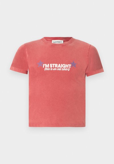 Červené tričko s krátkym rukávom s bielym nápisom „I'M STRAIGHT (this is an old tshirt)“ a dvoma modrými hviezdami na hrudi.