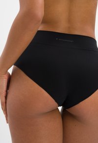 OCEANSAPART Slip - black