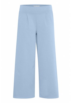 Svetlo modri široki hlače iz mehkega materiala, ki imajo gladek pas in dva sprednja pregiba za dodatne detajle.