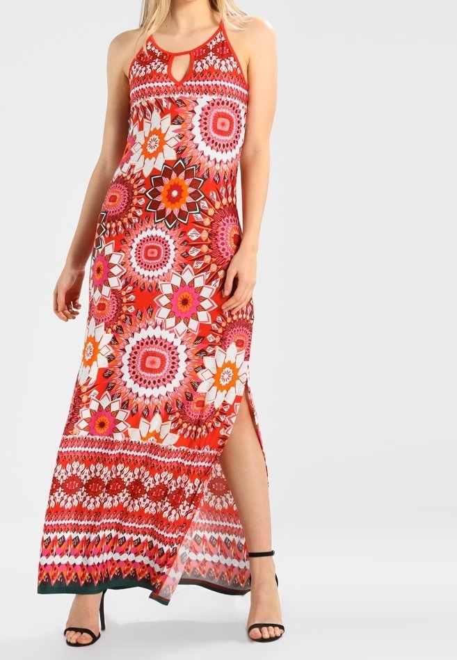 Vestido maxi en un vibrante rojo, con patrones florales y un diseño de escote en forma de llave. Hecho de una tela ligera, con una abertura lateral. Acentuado por sandalias negras.