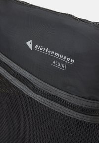 Klättermusen MULTISLOTS BAG UNISEX - Taška cez plece - raven