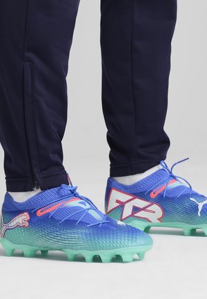 Puma, FUTURE 7 PRO+ FG/AG FUSSBALLSCHUHE UNISEX - Ghete de fotbal pentru teren tare - bluemazing- white-electric peppermint