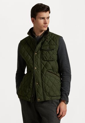 Gilet verde trapuntato con chiusura a pressione, dotato di colletto alto, tasche frontali e finitura testurizzata, indossato sopra un maglione grigio.