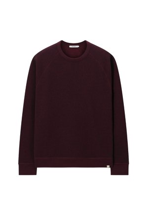 Langärmliger Pullover mit Rundhalsausschnitt in dunklem Burgunderrot mit gerippten Bündchen und Saum aus strukturiertem Stoff.