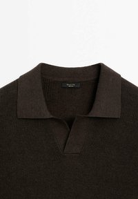 Pull en maille marron foncé avec un col large et un décolleté en V, fabriqué en tissu mélangé de laine, présenté à plat sur un fond blanc.