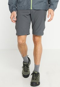 Harmaat cargo-shortsit, kevyttä kangasta, joustava vyötärönauha, sivutaskut; yhdistettynä harmaisiin sukkiin ja vihreisiin vaelluskengiin, joissa on mustat pohjat.