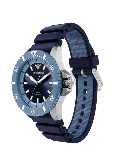 Blauw-zilveren, door zonne-energie aangedreven horloge met een ronde wijzerplaat, een textuurband van rubber, een gemarkeerde lunette en lichtgevende uurmarkeringen. Waterbestendig tot 100 meter.