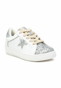 Sneakers bianchi con una stella argentata glitterata e punta, lacci beige e suola in gomma testurizzata per una migliore aderenza.