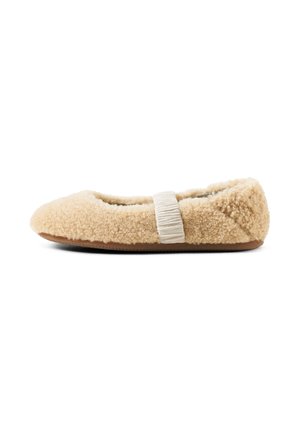 Beige pluizige platte schoen met ronde neus en elastisch bandje over de bovenkant, zachte zool geschikt voor binnen- of licht buitengebruik.